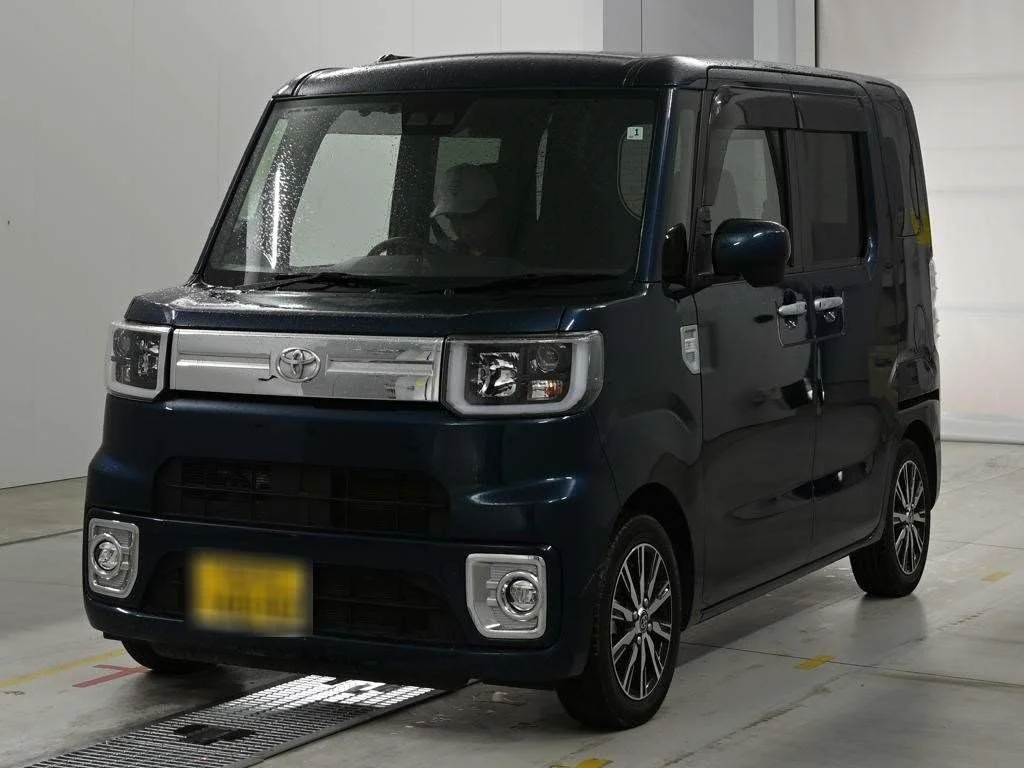 Toyota Pixis Mega LA700A 2021